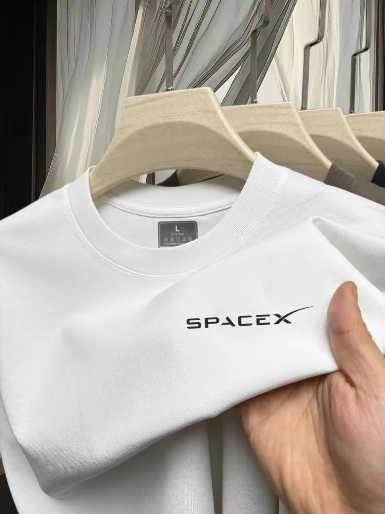 T-shirt estiva di marca molto venduta, con ricamo di lettere raffinato, morbida e delicata sulla pelle, con collo rotondo, alla moda, da uomo, per il commuting quotidiano.