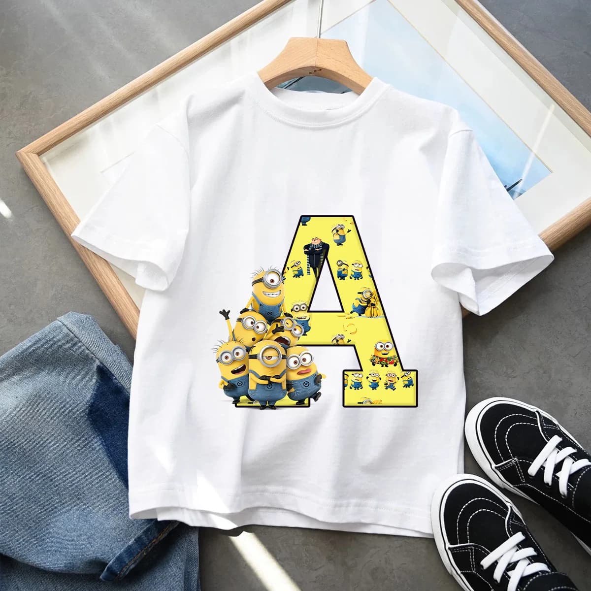 T-shirt Minions Anime per bambini, maglietta a maniche corte stampata con lettere A-Z, per ragazzi e ragazze, moda estiva, regalo sportivo