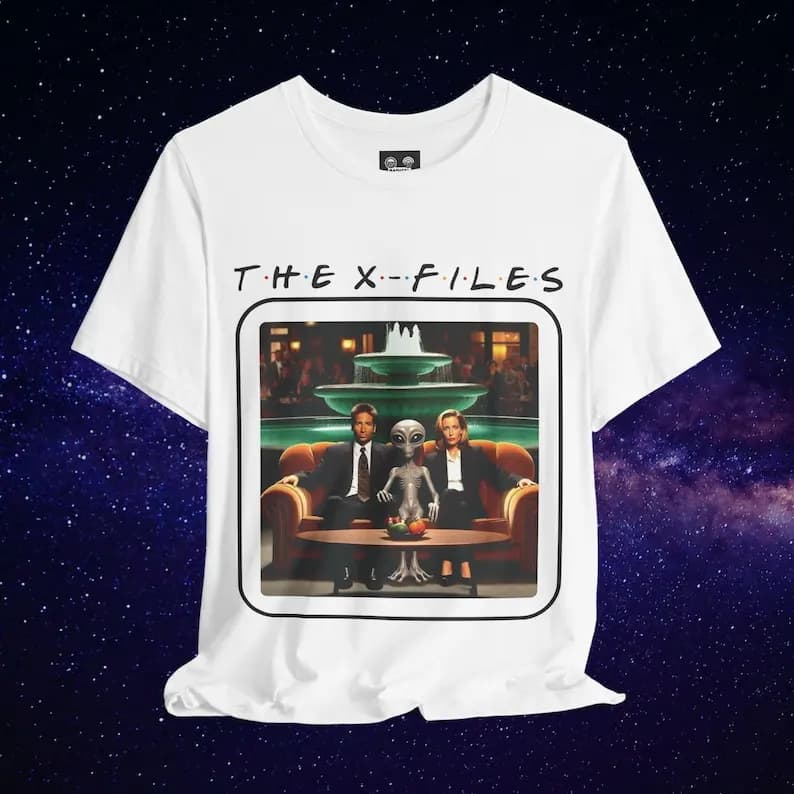 T-shirt unisex The X-Files incontra gli amici - Mashup TV classica, camicia con design Sitcom per fantascienza, abbigliamento casual della cultura pop