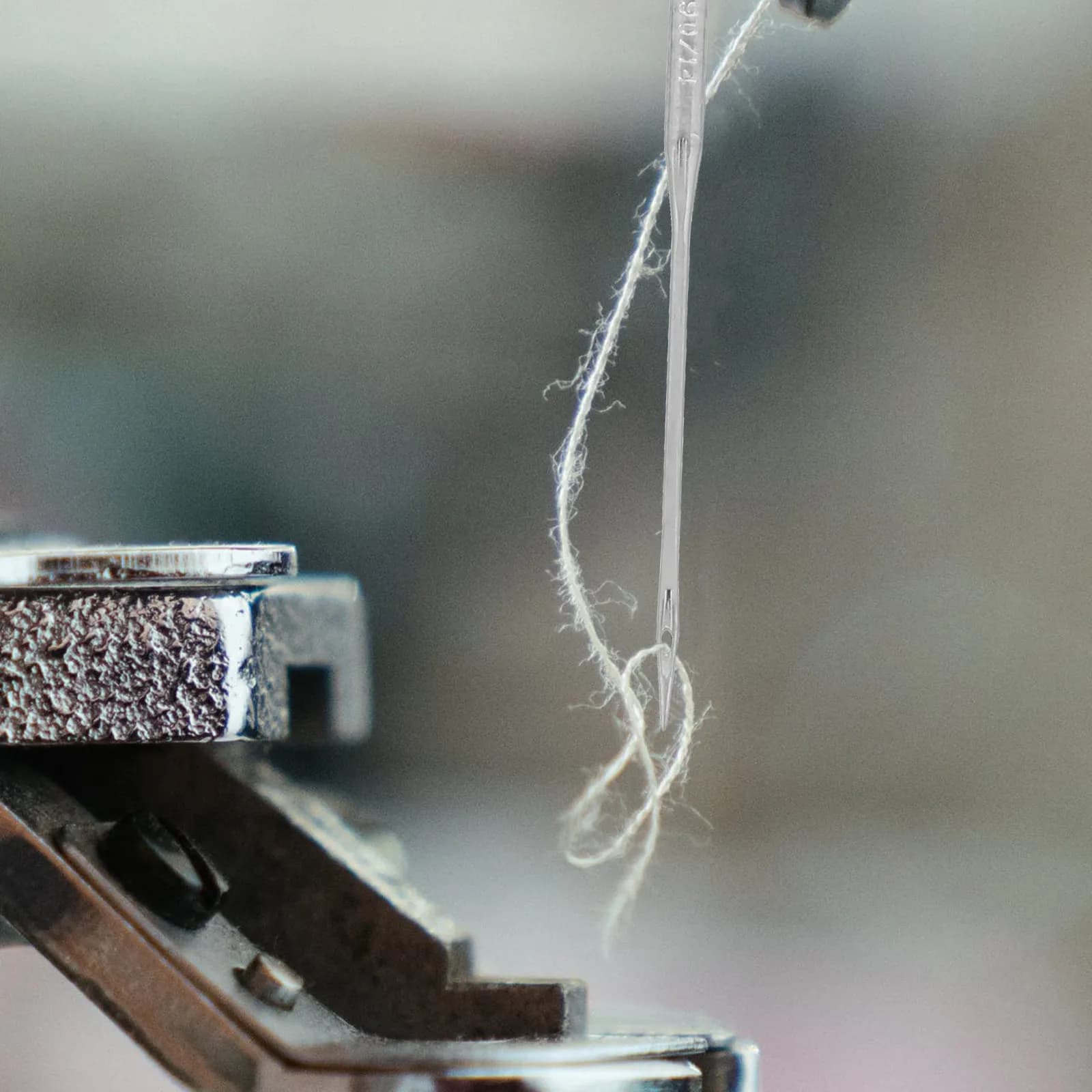 50 Aghi per Macchina da Cucire, Resistenti, Punta Regolare per Jeans, Denim, Tela, Tessuti Spessi, Quilting e Ricamo