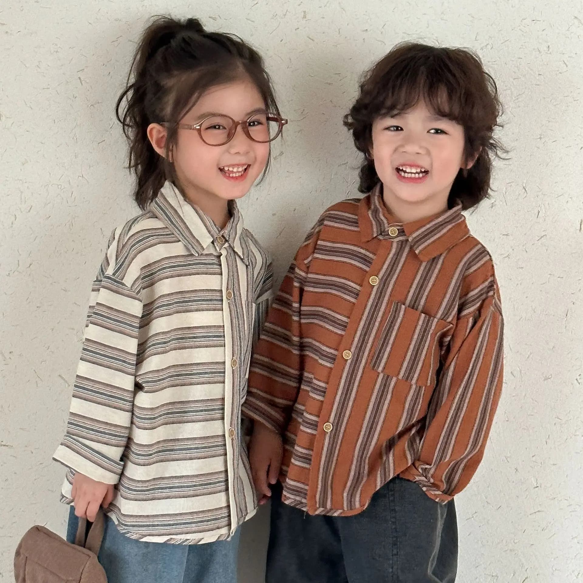 2025 Primavera Nuovi Bambini Manica Lunga Risvolto Camicie di Cotone Ragazzi Casual Camicie a righe Ragazze Versatile Top Cappotto Abbigliamento per bambini