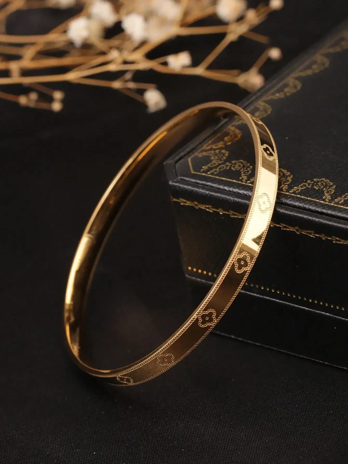 1 set di bracciale con ciondolo a trifoglio placcato oro 18 carati e anello chiuso regolabile, realizzato con tecnologia CNC, minimalista e alla moda, adatto per l'uso quotidiano