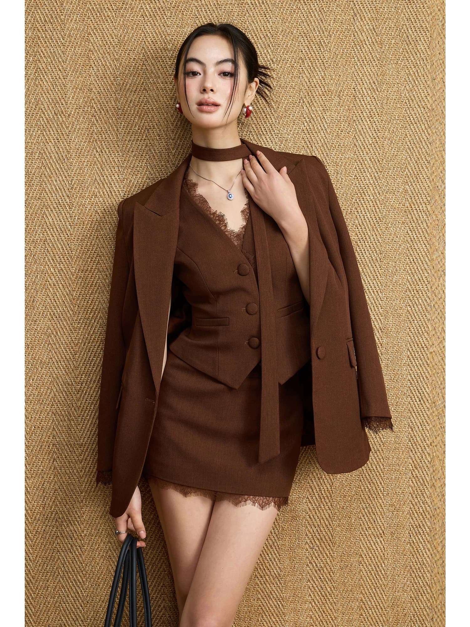 Completo Tre Pezzi Marrone MIUCO Slim Fit con Cintura Diffusore di Fragranze, Stile Old Money, Sensazione Intellektuale, Moda Primaverile