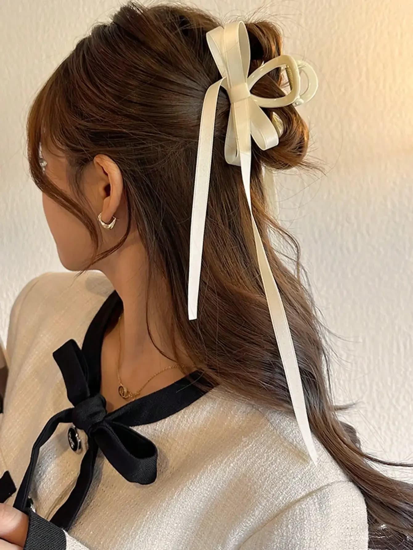 Elegante fermaglio per capelli a forma di fiocco color avorio con nastri per donne