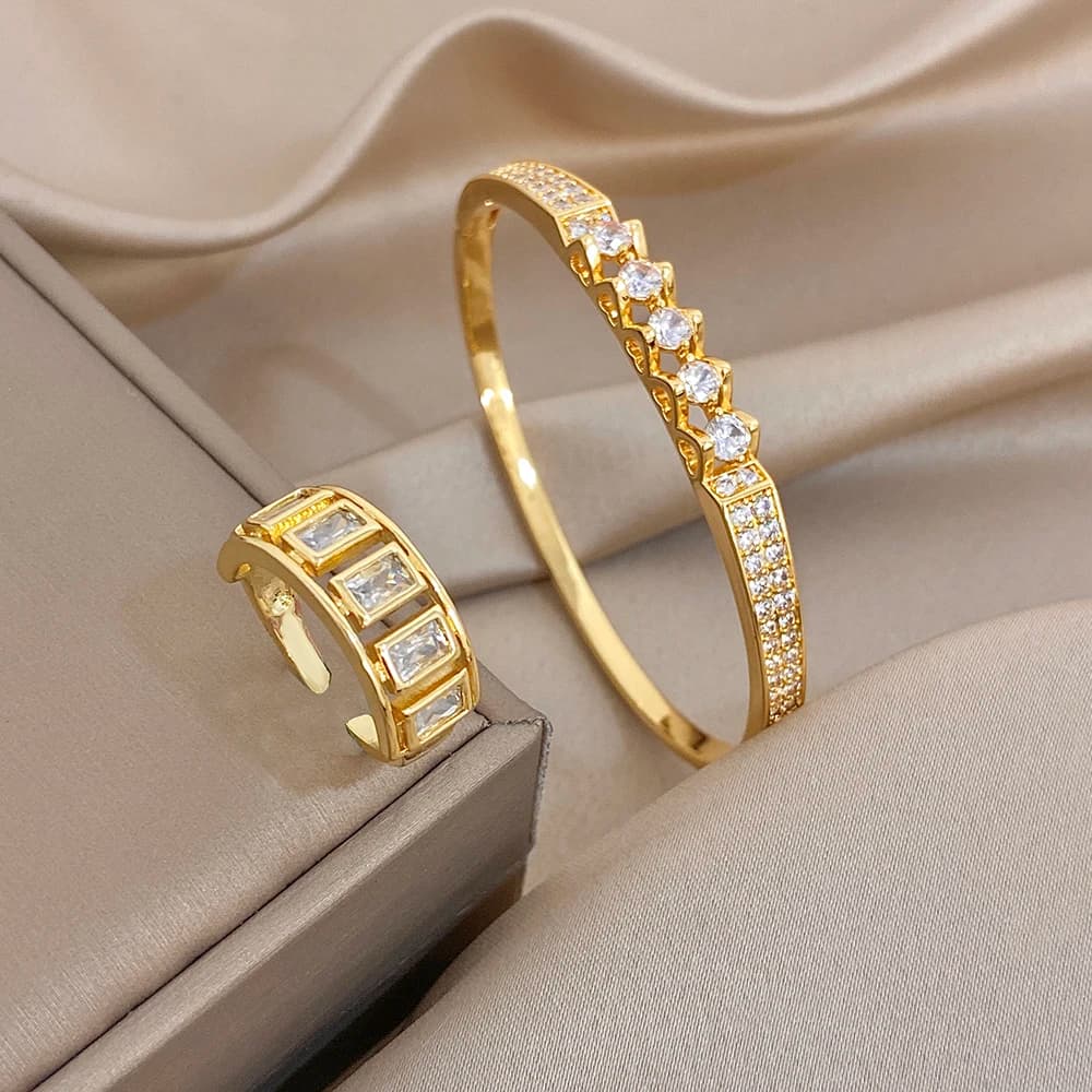AENSOA Bracciale a Polsino Regolabile con Piccolo Ciondolo Quadrato Traforato e Diamanti, Lusso Leggero ed Elegante per Donne