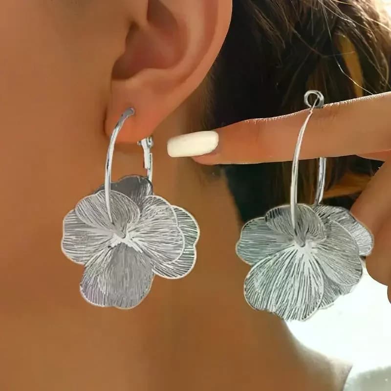 Women's Golden Double-Layer Hollow Flower Hoop Earrings Vintage Style Jewelry Accessory for Daily Wear