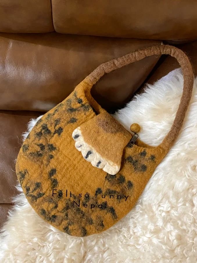 Handmade Wool Felt Claw Bag Leopard Print Fashion Underarm Bag Artistic Versatile Handbag Original Design Women's Bag
