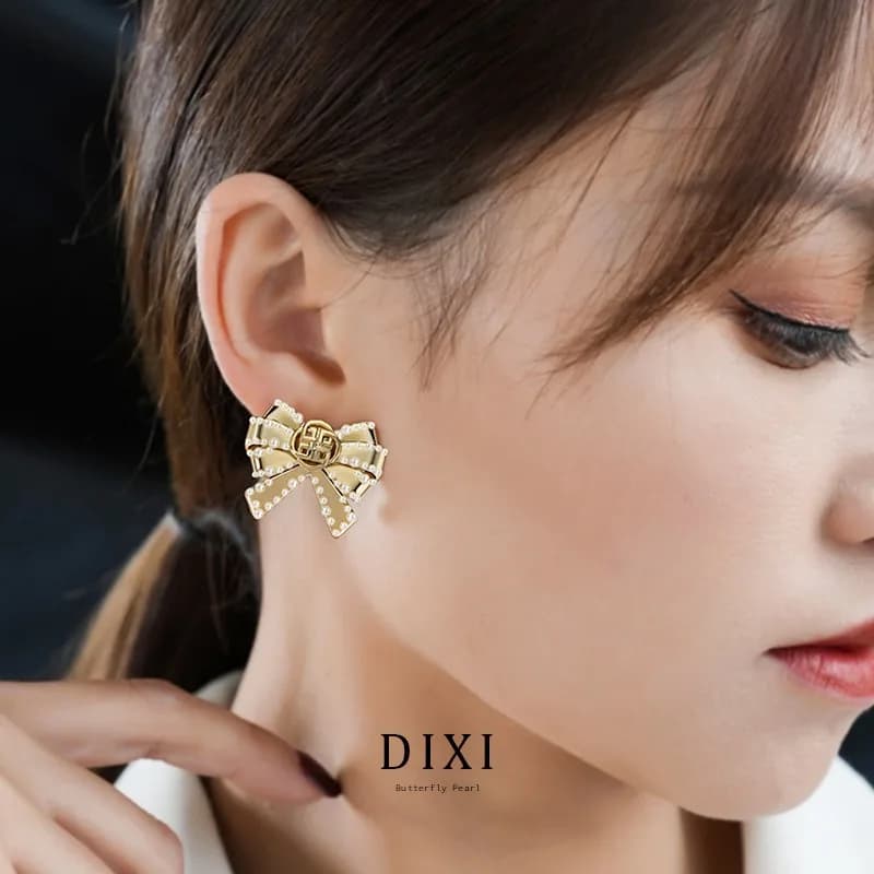DAK2267 Versione coreana originale del marchio Dixi di orecchini alla moda, orecchini a bottone con fiocco versatili con temperamento in struttura metallica