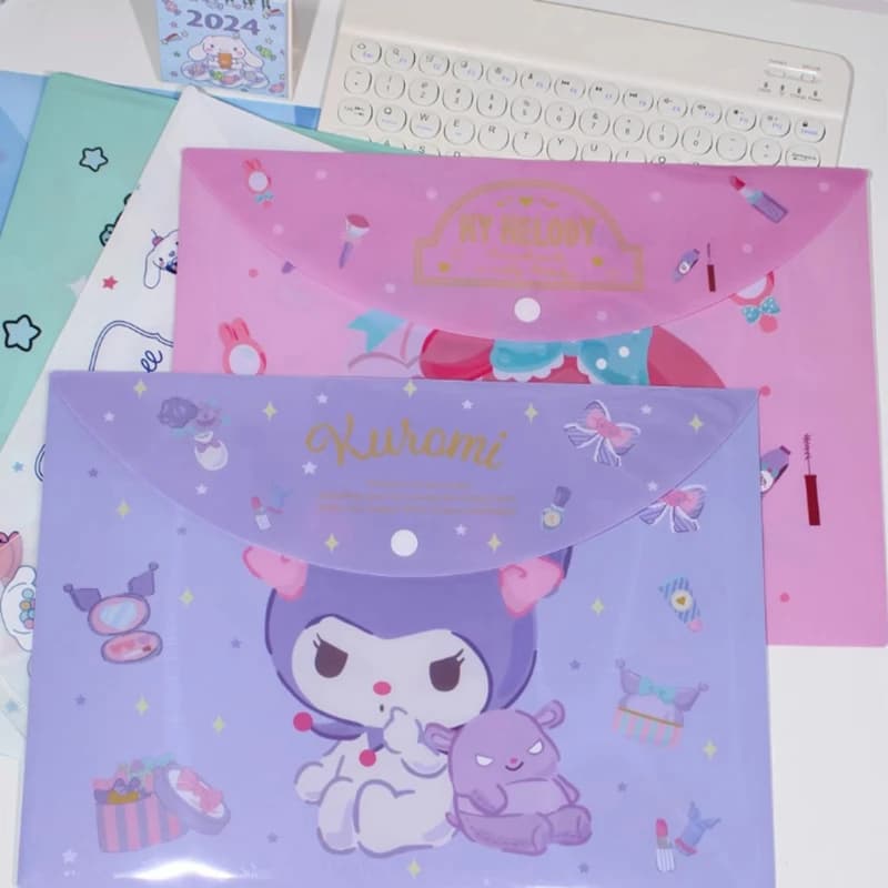 1 Pezzo Cartella Portadocumenti A4 in PVC Sanrio con Personaggi Carini: Hangyodon, Mymelody, Kuromi, Cinnamoroll - Idea Regalo per Cancelleria