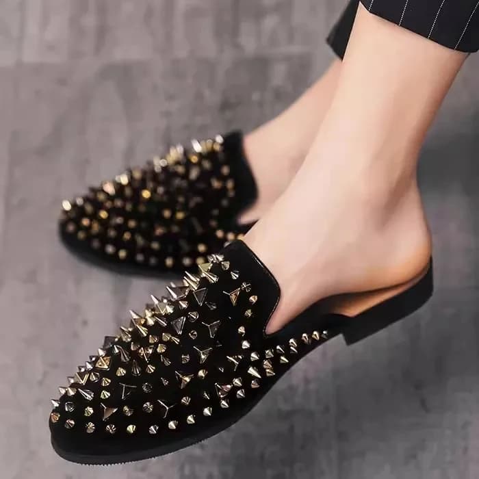 Mocassini Casual da Uomo con Rivetti e Punta Affusolata, Scarpe Basse Dorate con Borchie, Comode Calzature Piatte per Uso Quotidiano