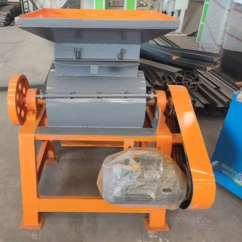 Blocco di legno Segatura minerale Materia prima chimica Attrezzatura per la frantumazione Pressa a rulli Urea Fertilizzante organico Frantoio per granuli