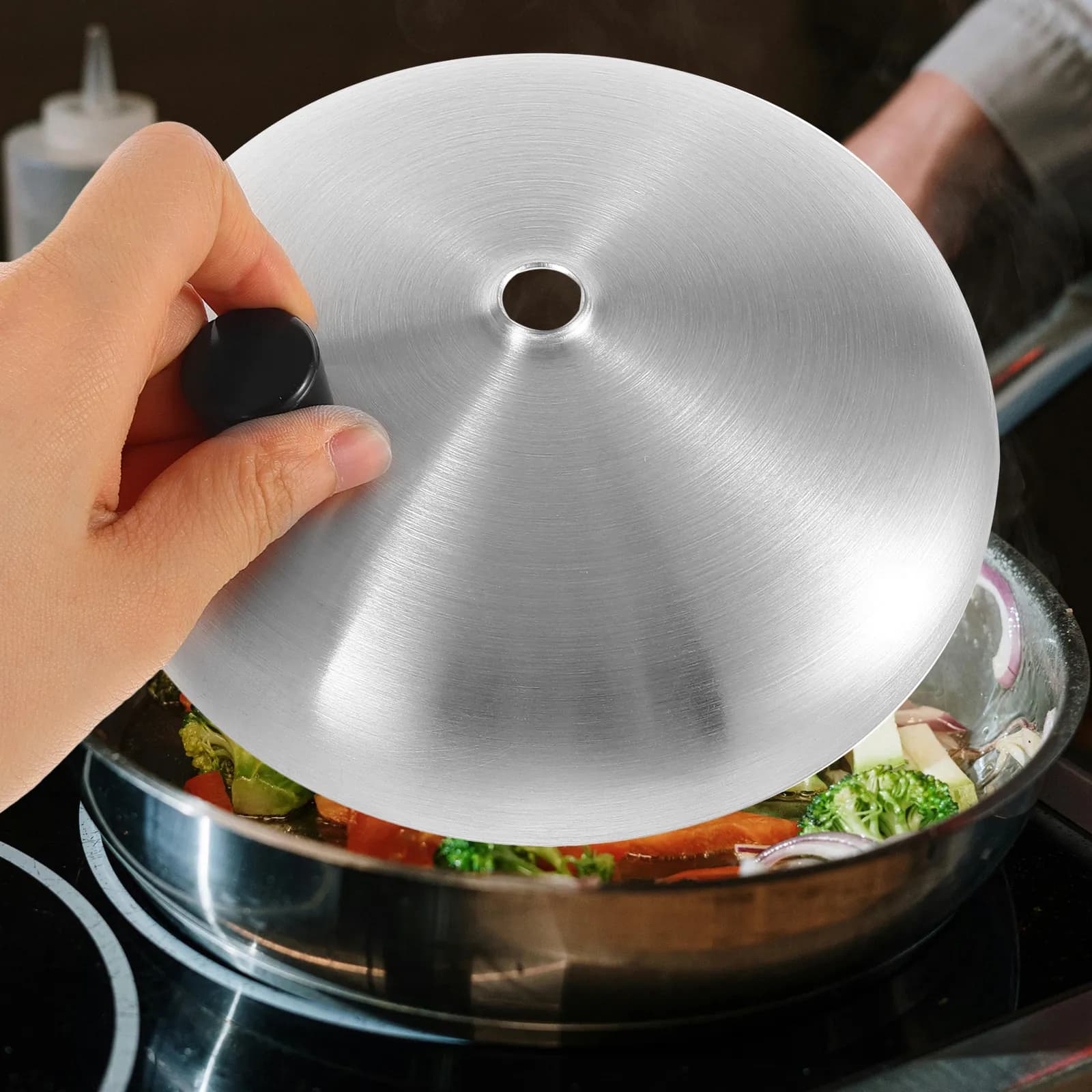Coperchio universale in acciaio inox per pentole e padelle con foro per il manico, facile da usare per la cucina di casa o dell'hotel.