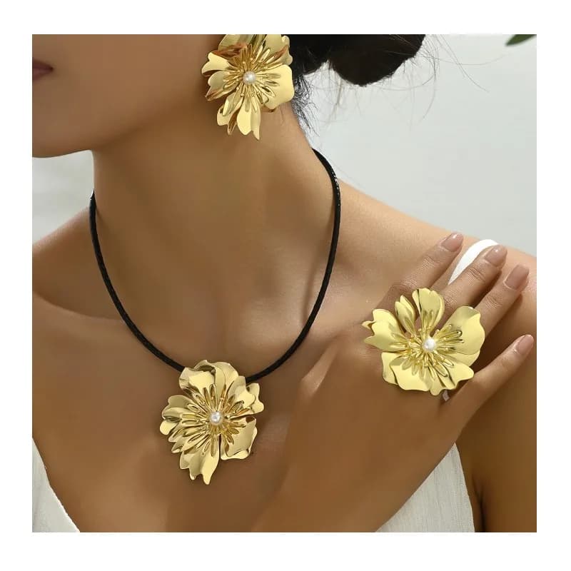 Set di Gioielli Vintage Francese con Orecchini a Fiore Semplici, Collana e Anello con Perle per Donna