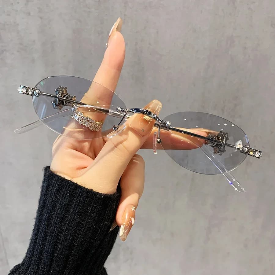 Occhiali da sole ovali da donna con decorazione a diamante di nicchia, adatti per l'uso quotidiano all'aperto