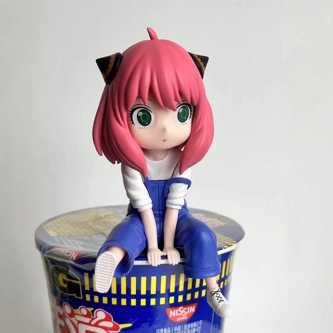 Action Figure Anime SPY×FAMILY Anya Forger con Jeans a Bretelle e Noodle Stopper, 13 cm
