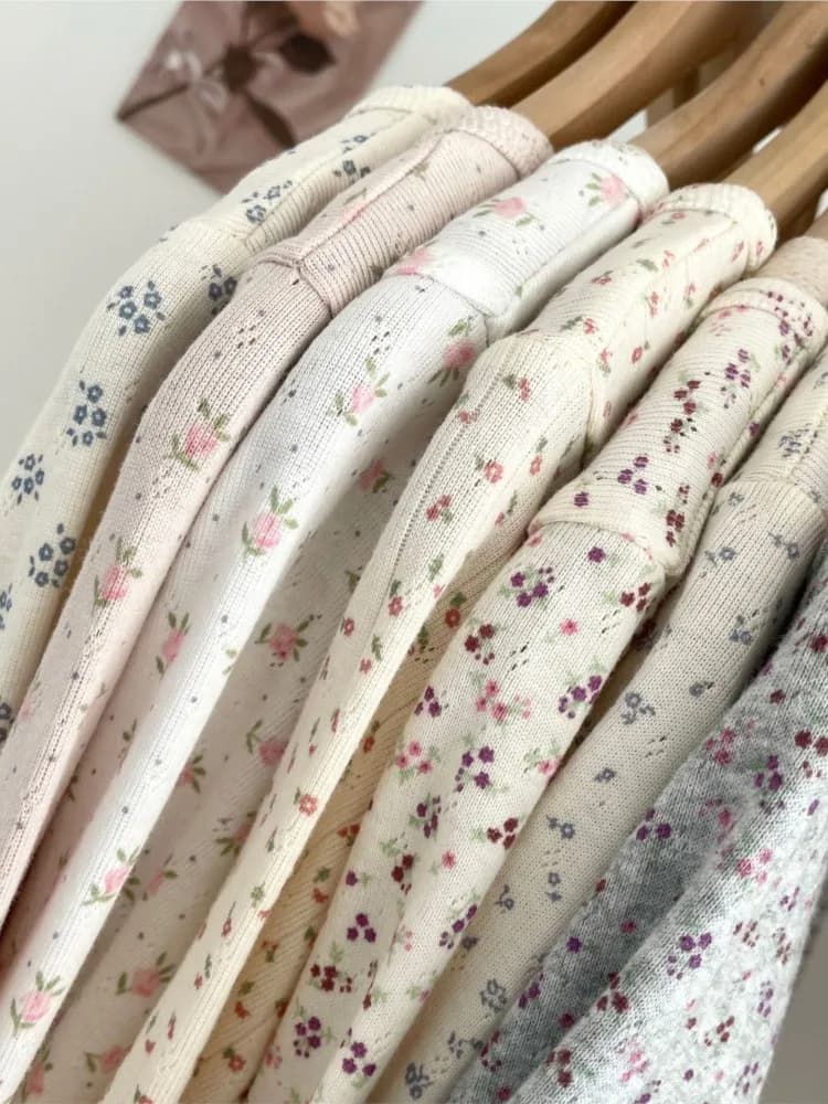 T-shirt Floreale con Occhielli da Donna, Casual Primaverile, Semplice, in Cotone Morbido, con Bottoni, a Maniche Lunghe, Stile Preppy Dolce e Carino