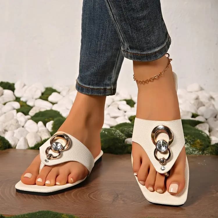 Sandali infradito da donna con strass e decorazioni in metallo, punta quadrata, piatti, lucidi, comodi, casual, per l'estate