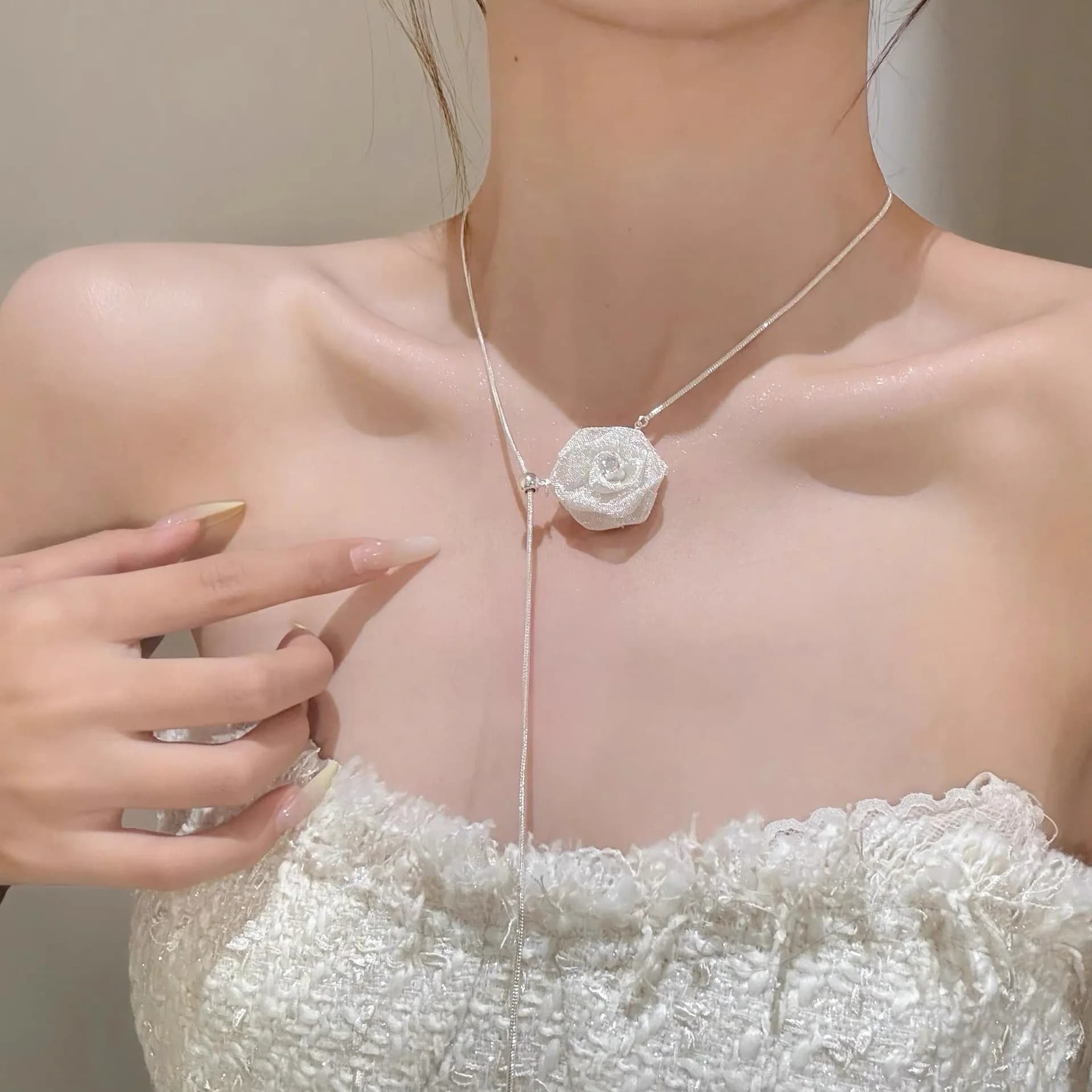 Collana lunga a scomparsa con fiore di rosa, accessorio di lusso leggero e di alta gamma per donna, catena da clavicola.