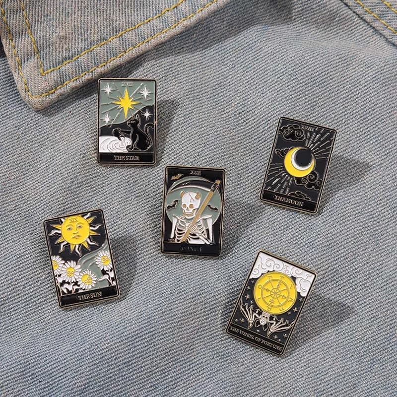 Spille smaltate a tema Tarocchi Cartoon, tecniche di divinazione antiche e misteriose, spille a forma di Sole, Luna e Scheletro, distintivi da borsa e da risvolto, regalo