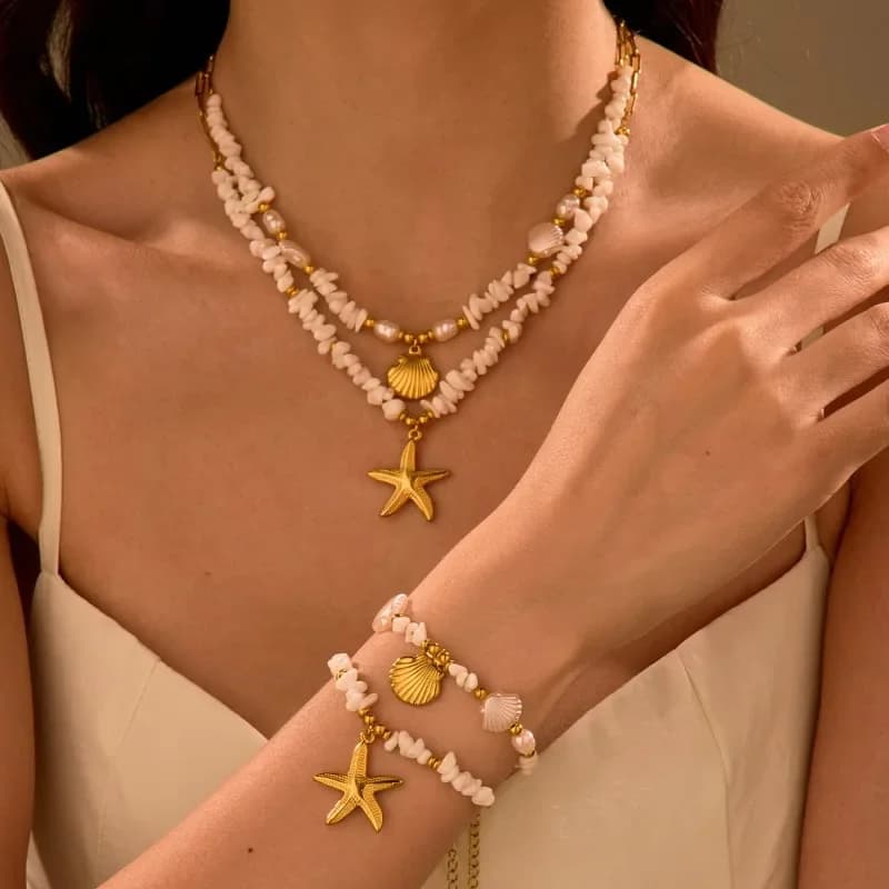 Collana e Bracciale in Acciaio al Titanio Placcato con Ciondolo a Conchiglia e Stella Marina, Tema Spiaggia e Oceano