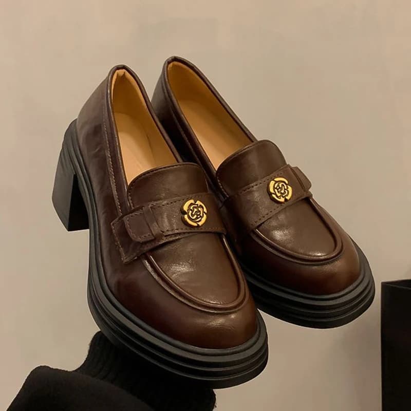 Tacchi alti da donna con bocca profonda per tutte le stagioni Mocassini con fibbia a fiore in metallo britannico Piattaforma Tacchi grossi Scarpe in pelle con suola spessa
