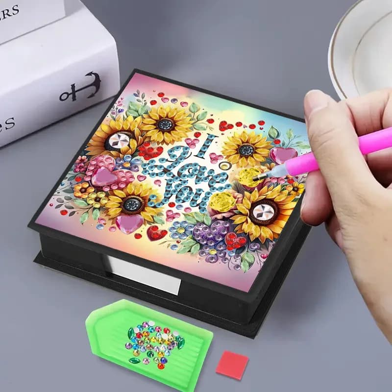 Un portarotolo per appunti artistici con fiori e diamanti fai-da-te, un organizer per dispenser di memo in plastica e l'ufficio scolastico domestico della carta per appunti