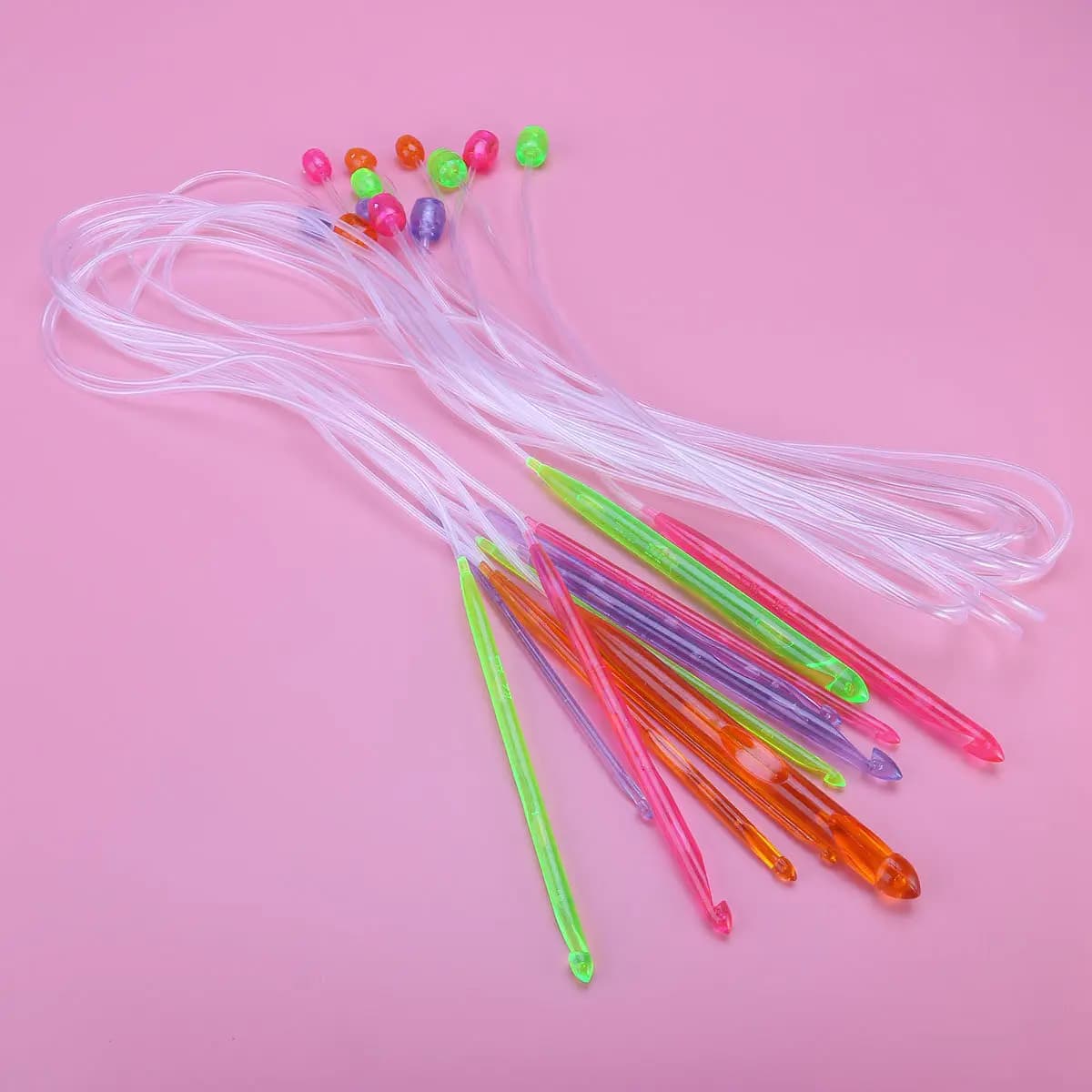 Set di 12 Ferri da Uncinetto in Plastica Dura con Cavo Integrato, Misure da 3,5mm a 12,0mm Marcate sul Manico, Ideali per la Realizzazione di Tappeti