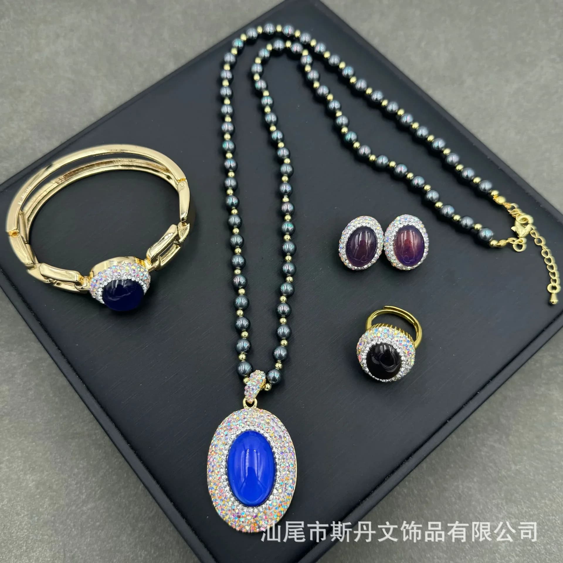 Nuova collana di pietre calde set di pietre che cambiano colore set di moda di nicchia gioielli di lusso leggeri di fascia alta Xiaoxiangfeng set di quattro pezzi