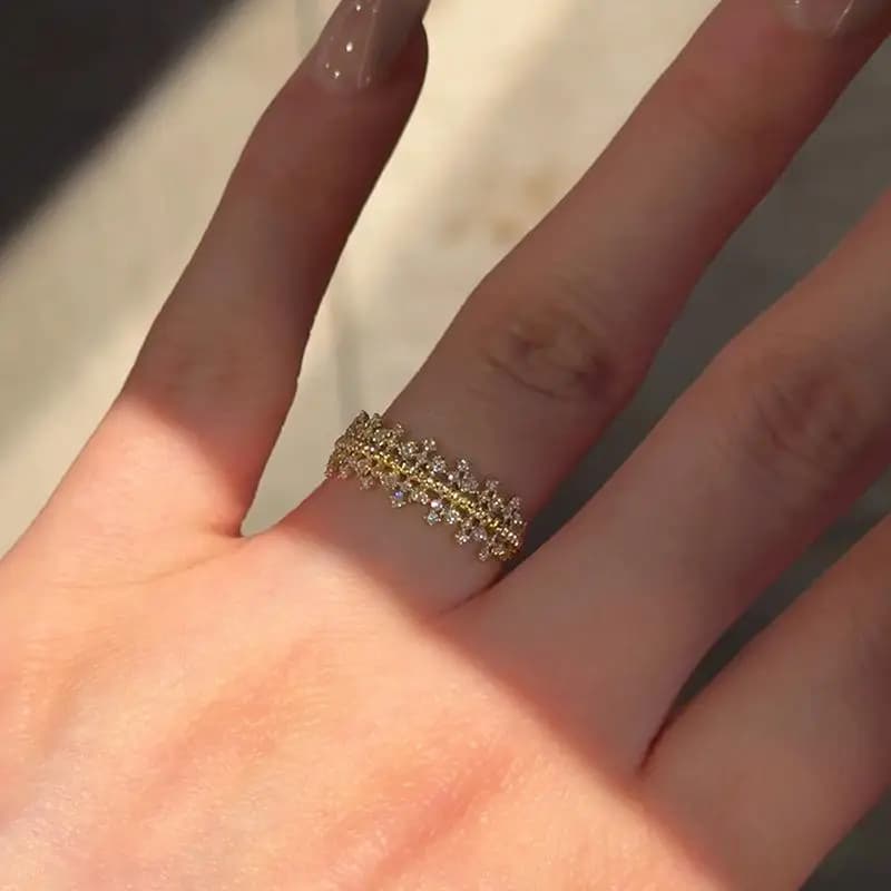 Exquisite women's ring in brilliant lace with diamond inlay New in fashion Bridal jewelry with ring with sparkly luxury diamond crown light and sparkling