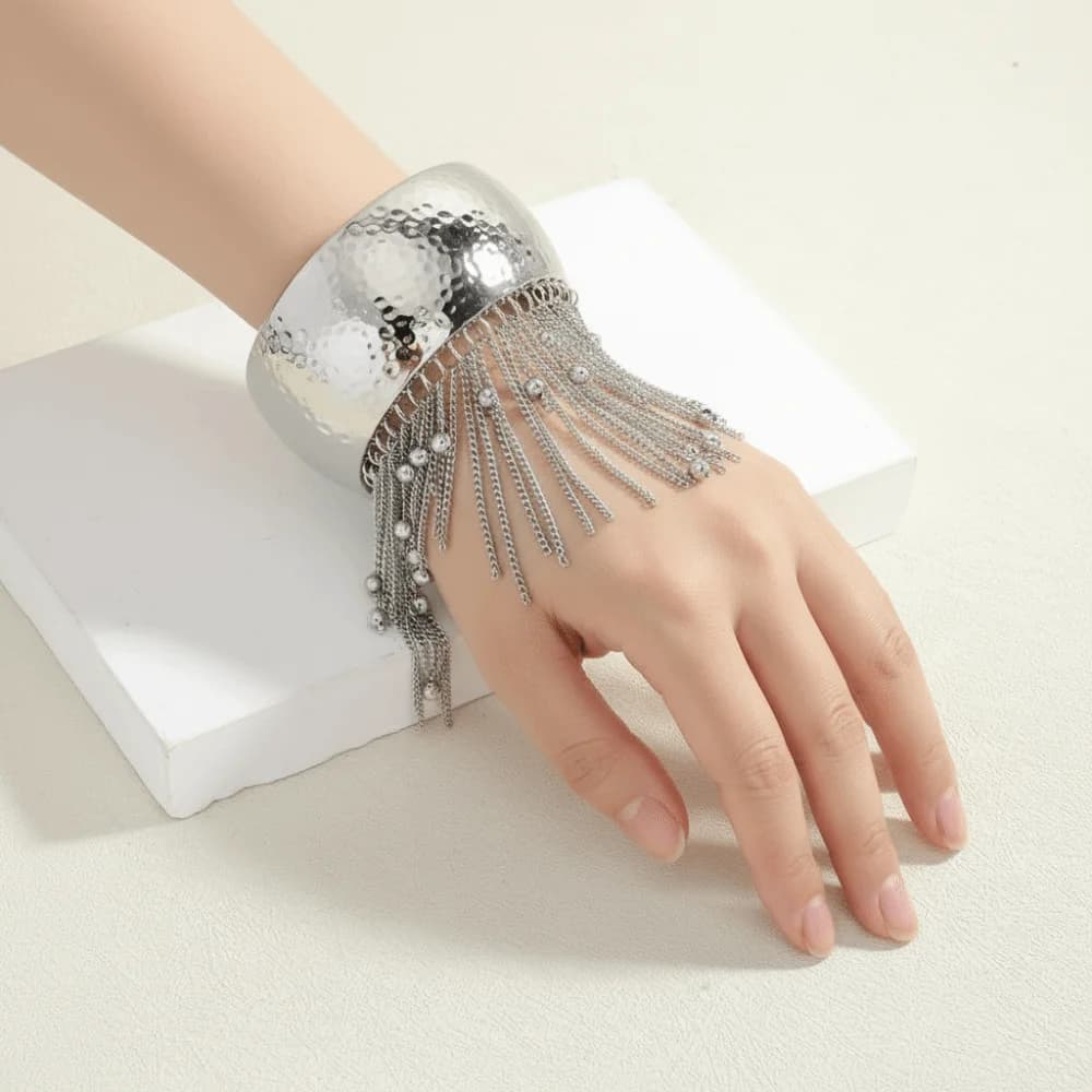 Bracciale a Polsino con Nappe Placcato Argento, Finitura Lucida, Catene Multistrato, Fascia Larga con Frange, Lega Leggera
