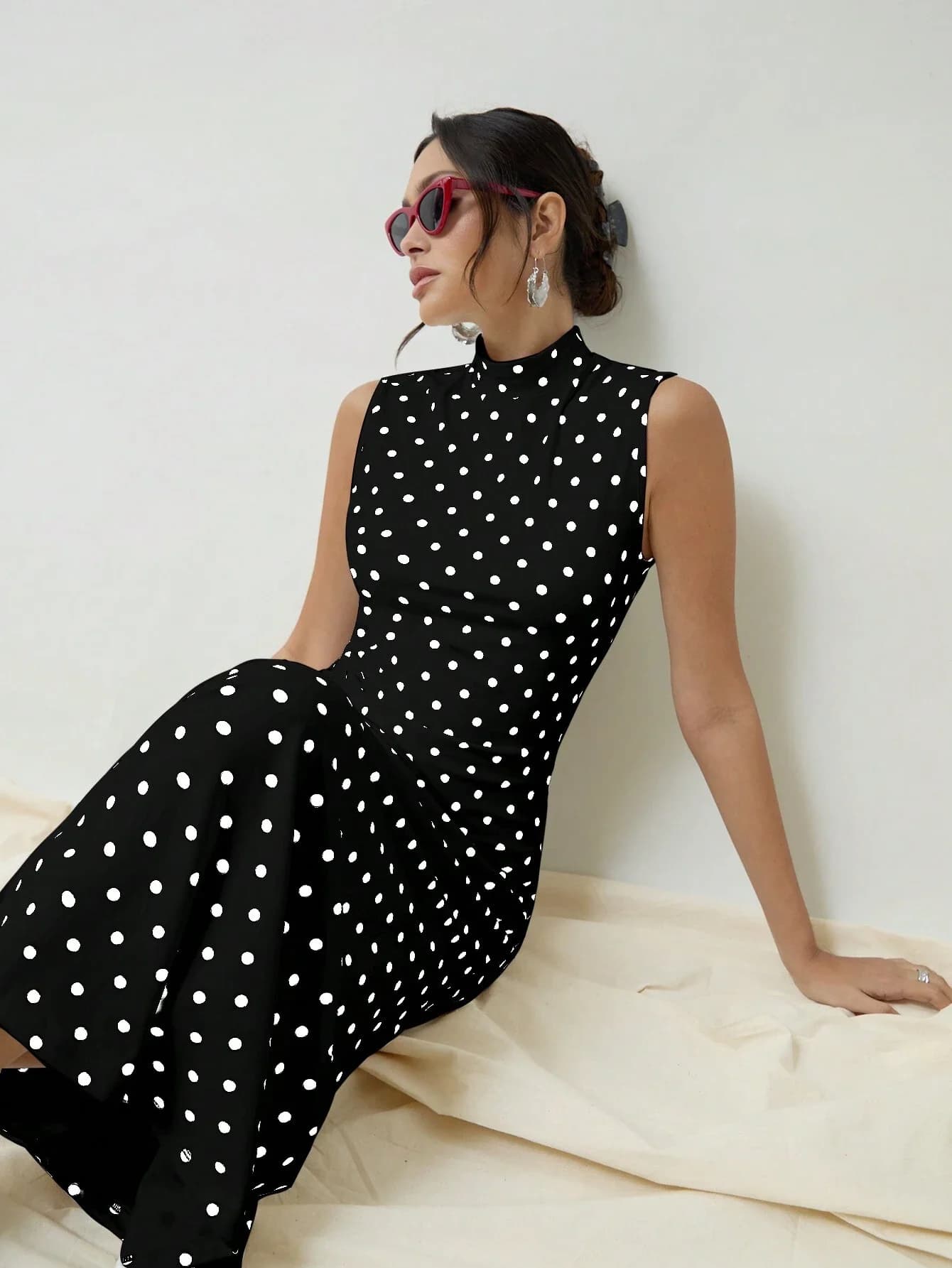 Elegante Abito Lungo da Donna Senza Maniche con Collo Alto e Motivo a Pois