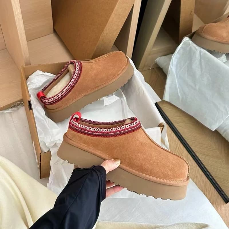 Stivali invernali da donna con suola spessa Stivali da neve etnici Pantofole di lana 2025 Nuove scarpe da donna integrate in lana di pecora invernale