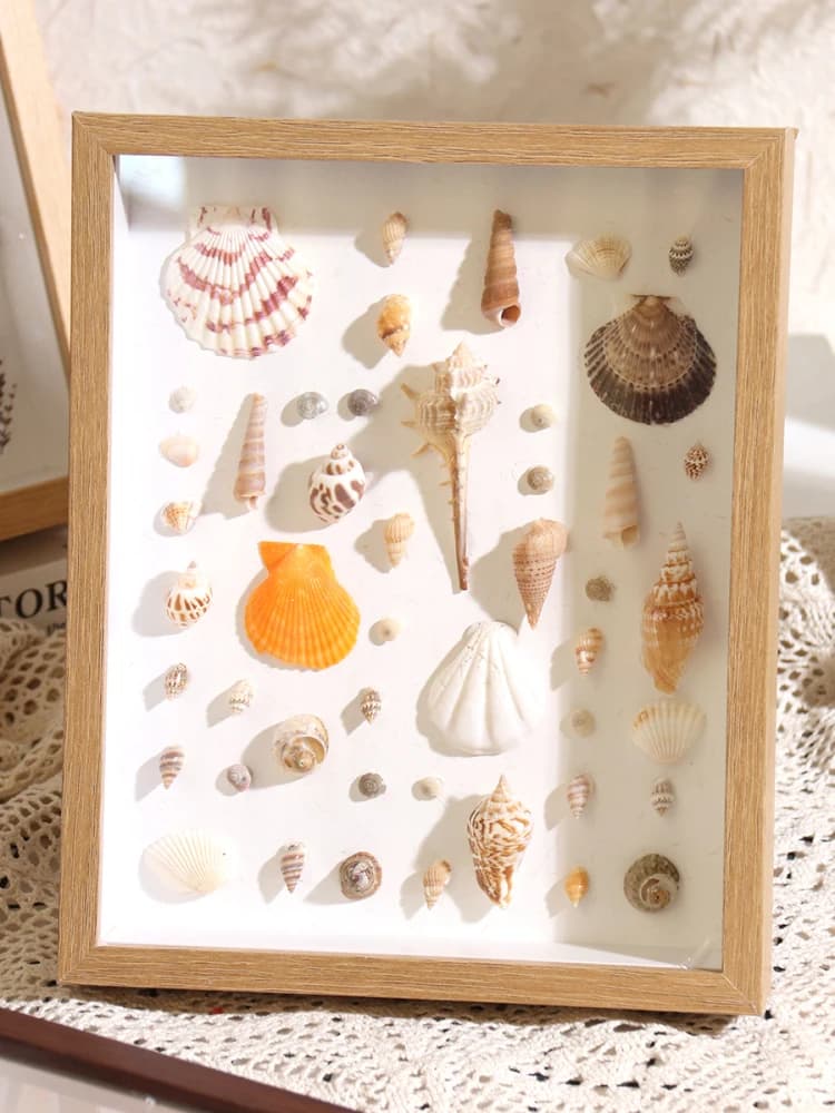 Cornice portafoto fai da te in stile moderno e semplice, con decorazioni a tema oceano e supporto per esposizione.