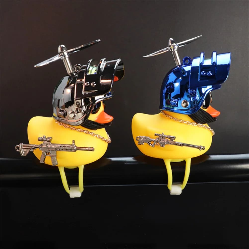 Simpatico anatra gialla con casco per la decorazione interna dell'auto Accessori per ciclismo a motore per bici Gadget con elica senza luci