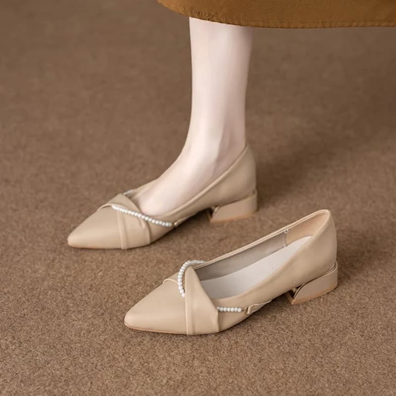 Scarpe da donna a punta con tacco basso, gioielli con collana di perle, scarpe comode e versatili per il pendolarismo