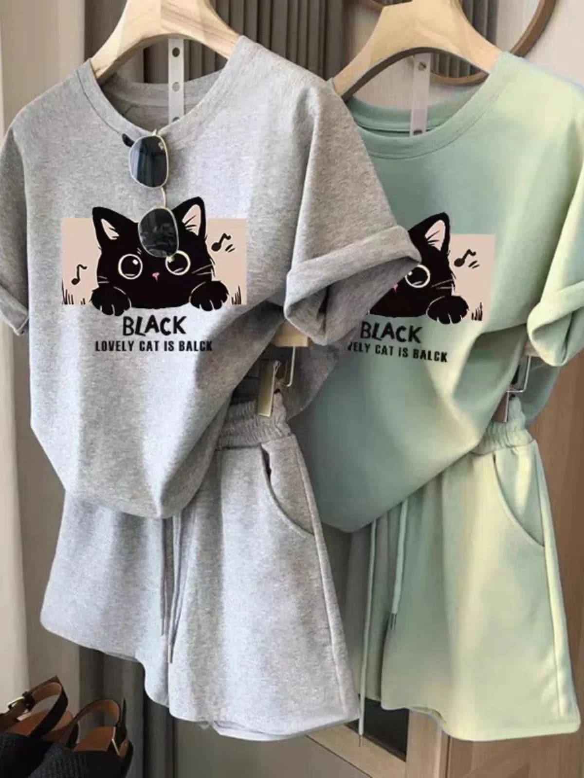 Completo Sportivo Estivo da Donna alla Moda, Set Due Pezzi Casual con Maniche Corte, Design con Collo Tondo e Pantaloncini