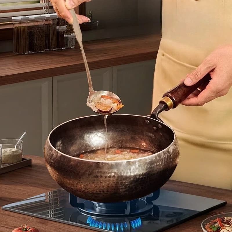 Iron wok pan with large belly pan and frying pans with wooden lid, non-stick pan, hand-buckled Chinese wok with uncoated plate bottom