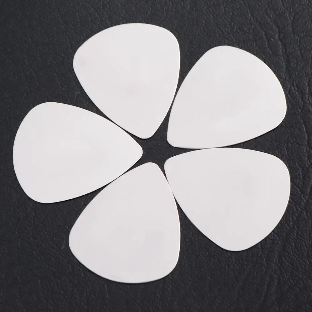 10 PZ 0.3mm Plettri per chitarra in acciaio inossidabile Triangolo Gesti Plettro per chitarra in metallo Mediatore Adesivo Shrapnel per dita