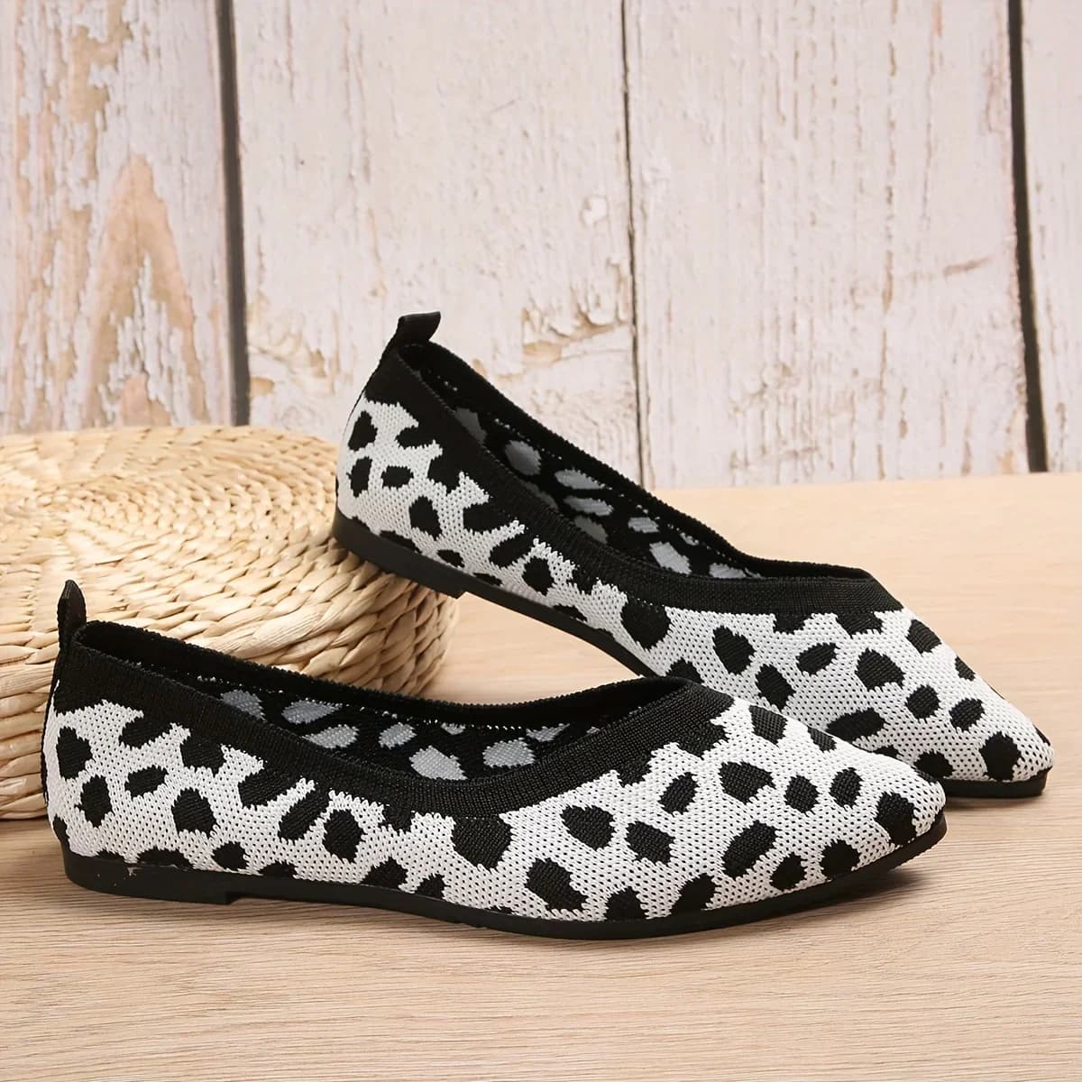 2025 Scarpe basse da donna con punta a punta Scarpe slip on lavorate a maglia tinta unita Ballerine casual traspiranti Scarpe basse da donna Mocassini