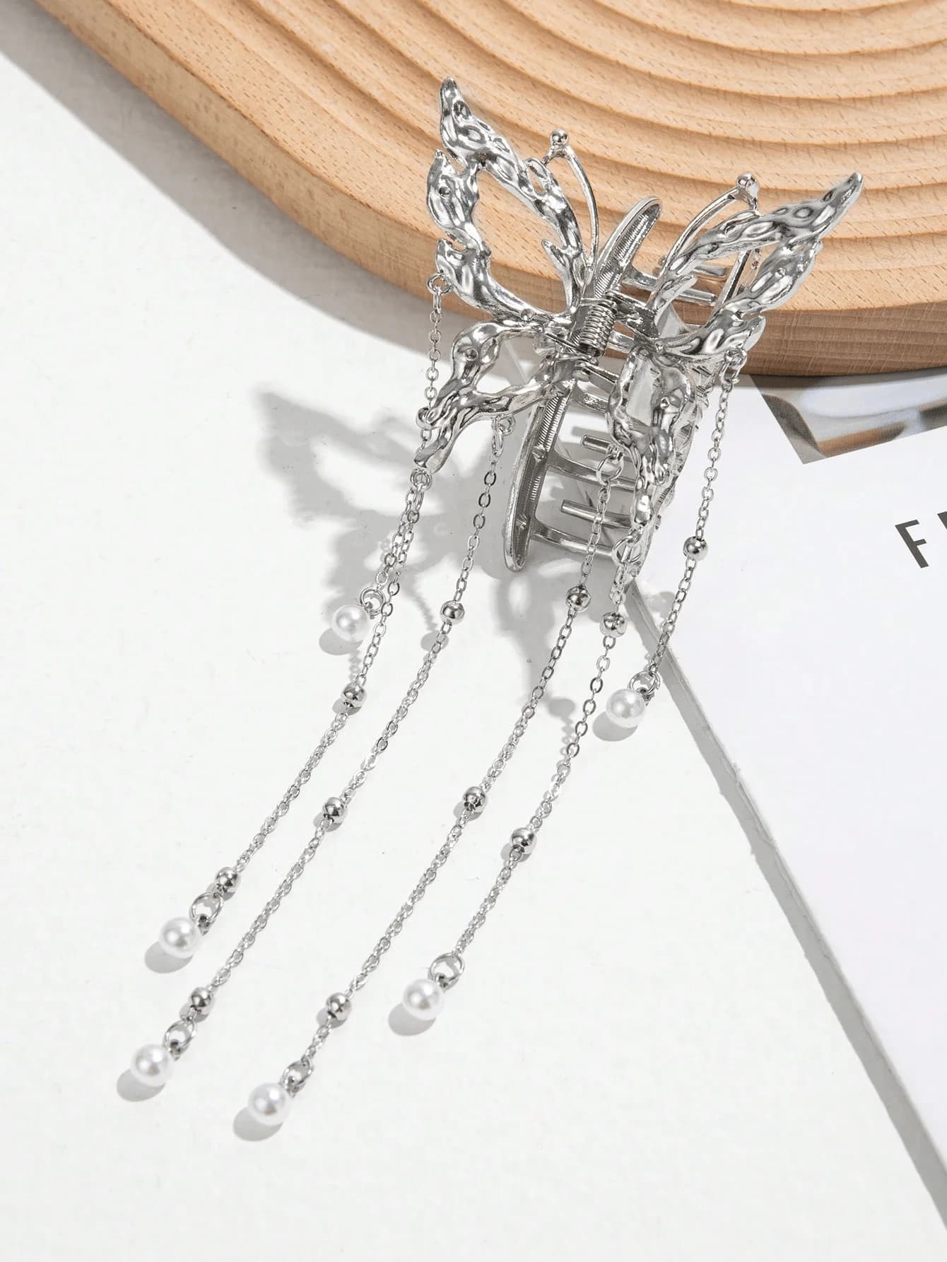 Fermaglio per capelli a forma di farfalla in argento con frange a catena decorate con perle, accessorio elegante per acconciature da donna per tutti i giorni e per la sera.