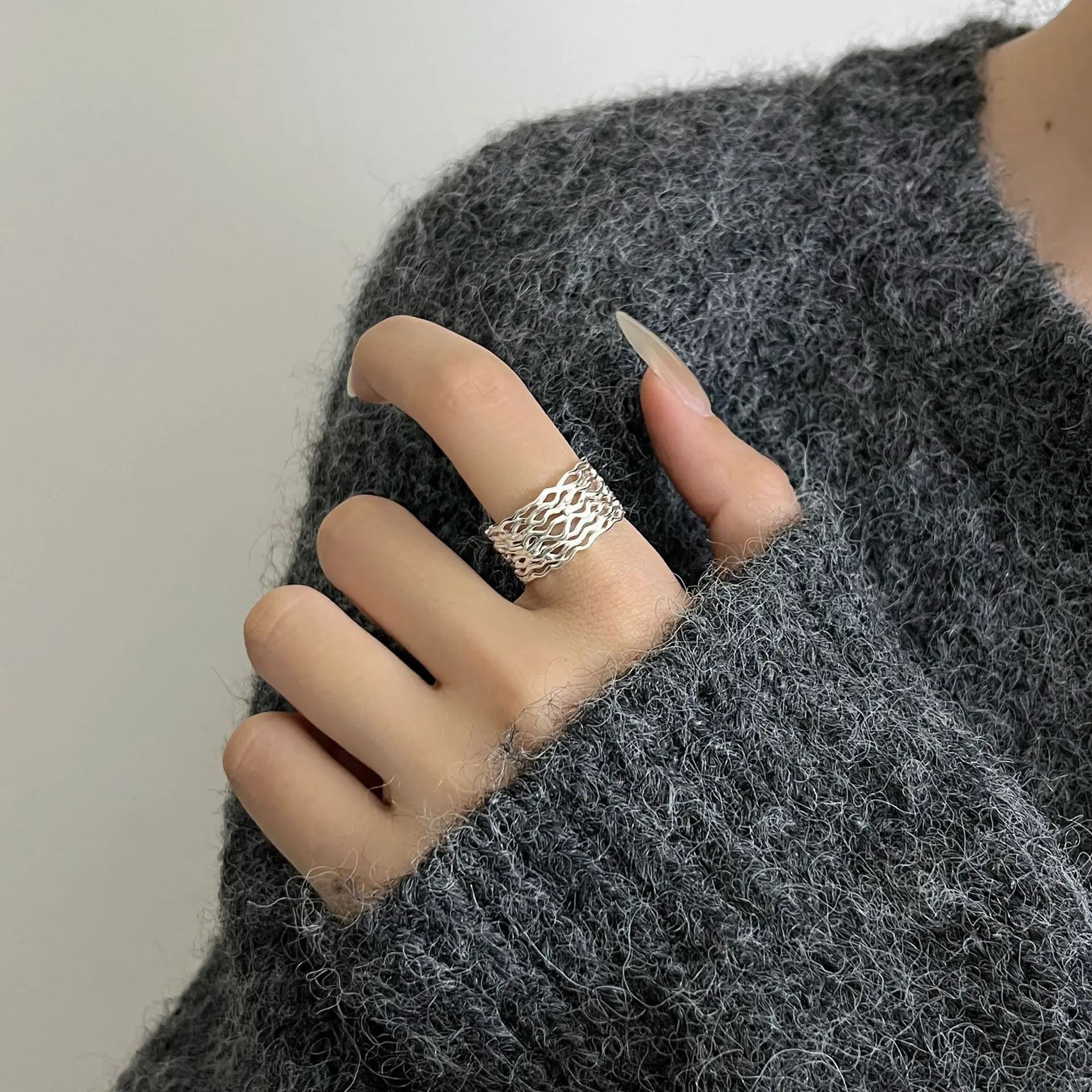 Anello ondulato multistrato stile coreano per donna, apertura regolabile, lusso leggero, versatile, unico, di nicchia, sensazione di fascia alta, nuovi gioielli alla moda