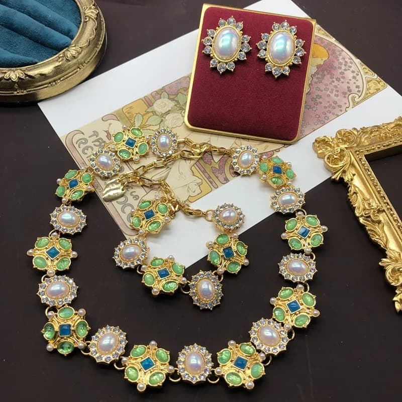 Set di Gioielli Flying O'Mara con Collana e Bracciale a Fiore Verde Chiaro, Orecchini a Perno con Perle Mapei e Diamanti, Placcato in Oro Vero