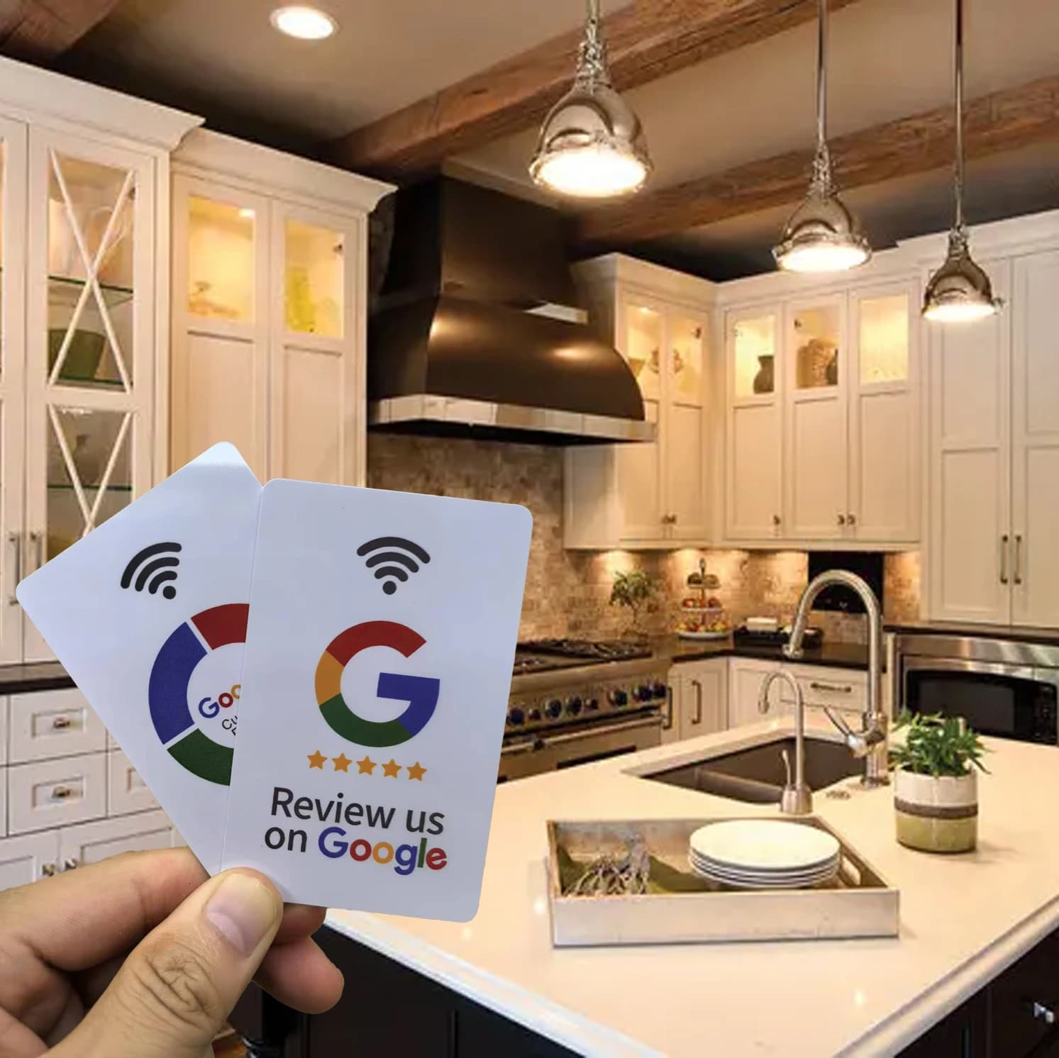 Carta NFC bianca con stampa 'Recensisci noi su Google' pronta per essere attivata istantaneamente, aumenta le recensioni aziendali, tag NFC per recensioni Google.