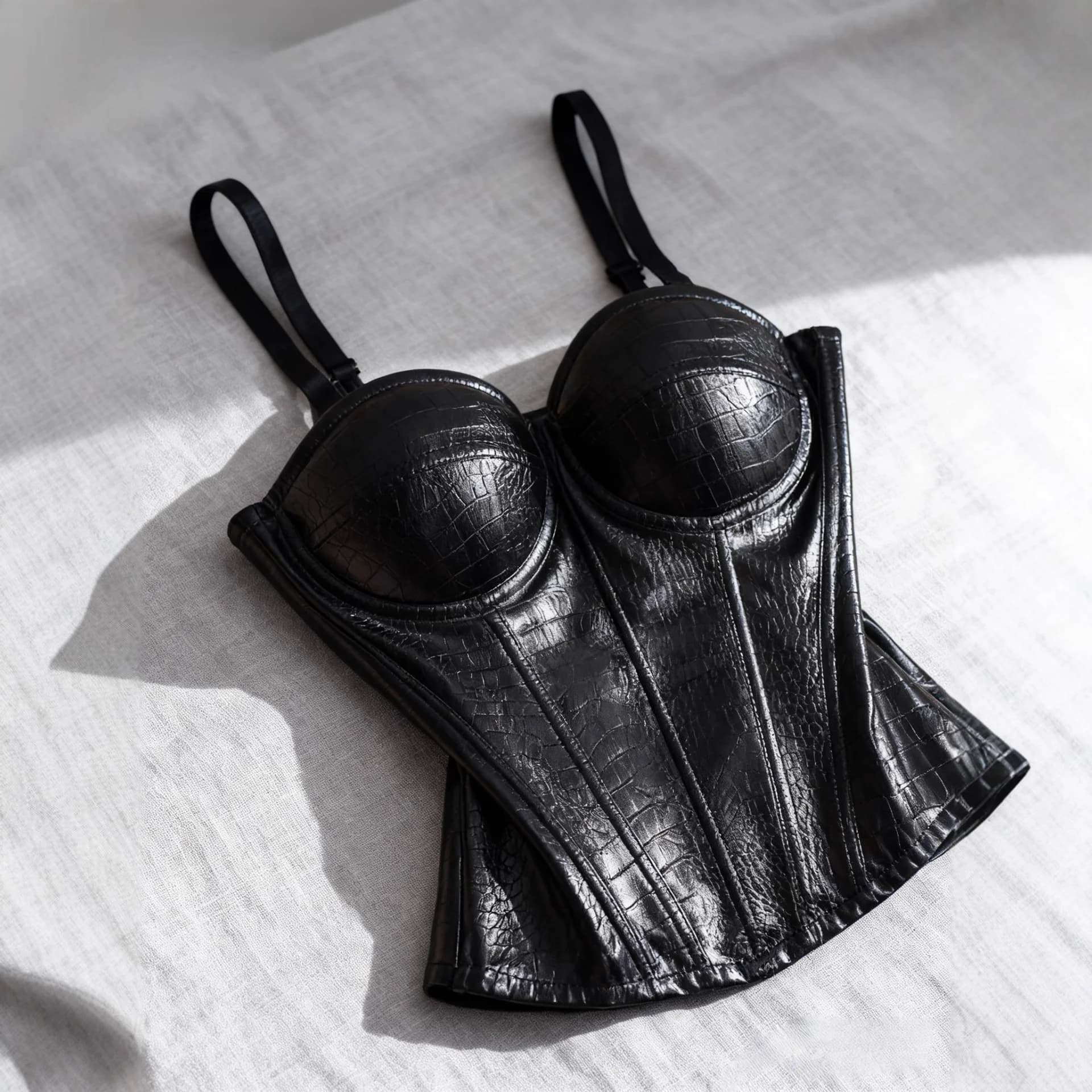 Top a fascia in pelle PU con design a spina di pesce, con anello in acciaio e imbottitura sul petto, stile intimo e canotta, con dettagli in vita
