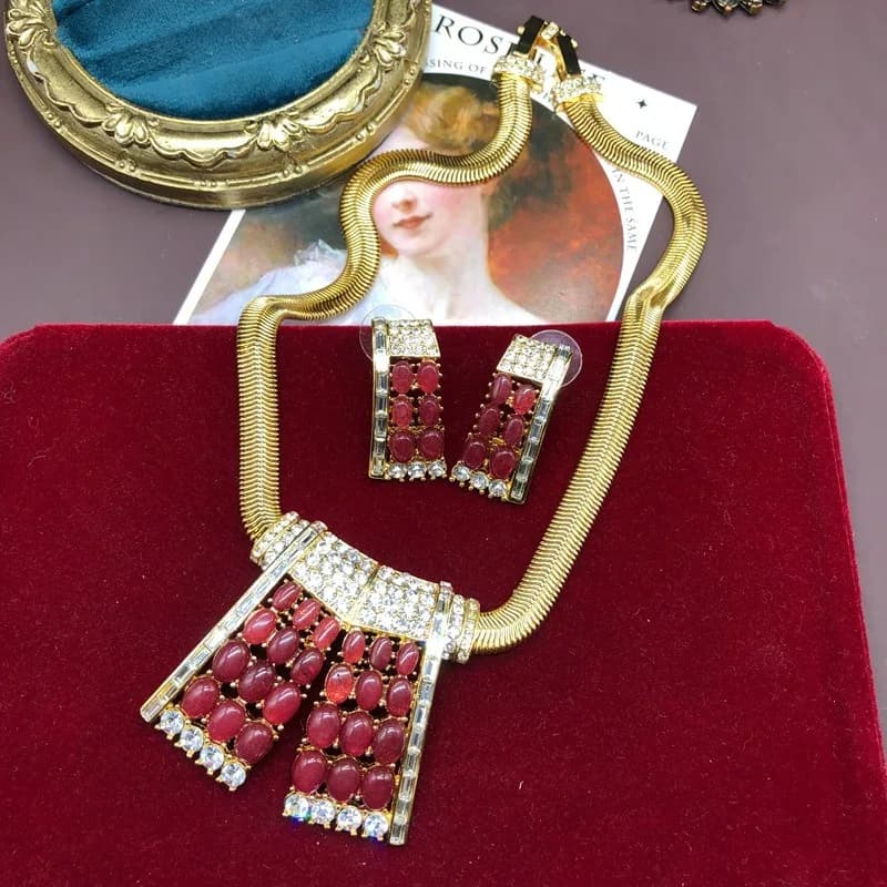 Collana con Catena a Serpente Placcata in Oro Vero con Design Geometrico, Incastonatura Densa di Diamanti e Orecchini a Perno, Gioielli Eleganti di Lusso Leggero