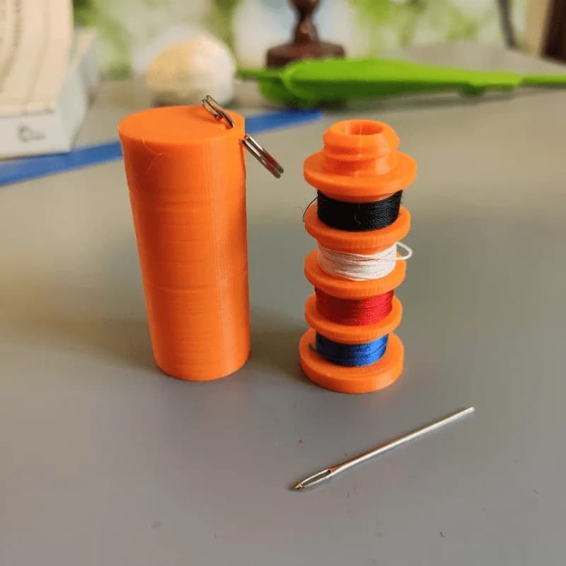 Kit da Cucito Portatile con Portachiavi, Mini Set da Viaggio per Riparazioni Quotidiane di Vestiti e Fissaggio Bottoni