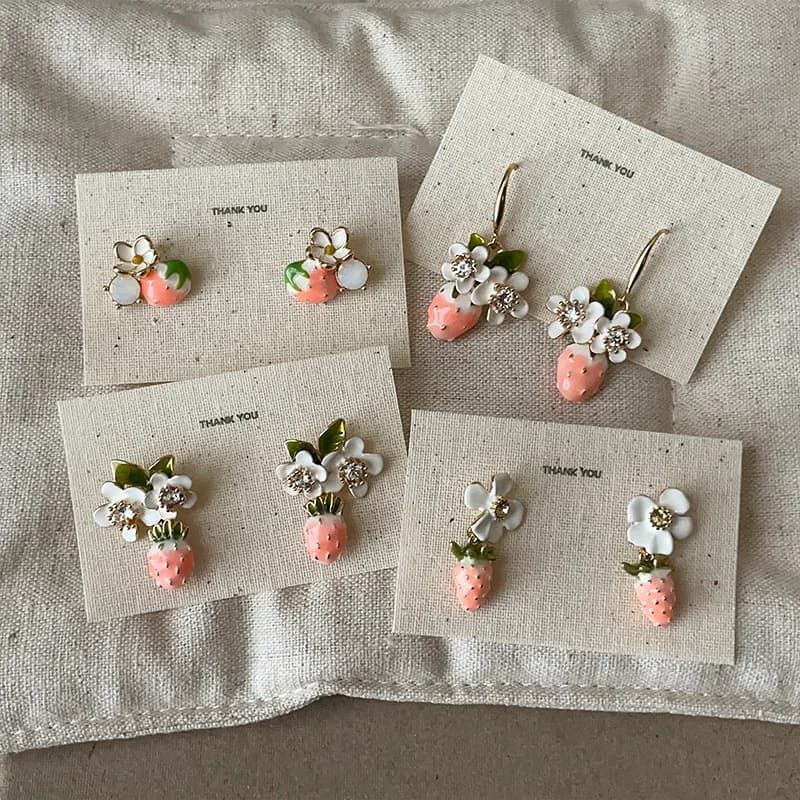 Orecchini Pendenti Minar con Fragole Rosa Smaltate e Fiori Bianchi con Strass, Gioielli Romantici per Donne, per Ogni Occasione