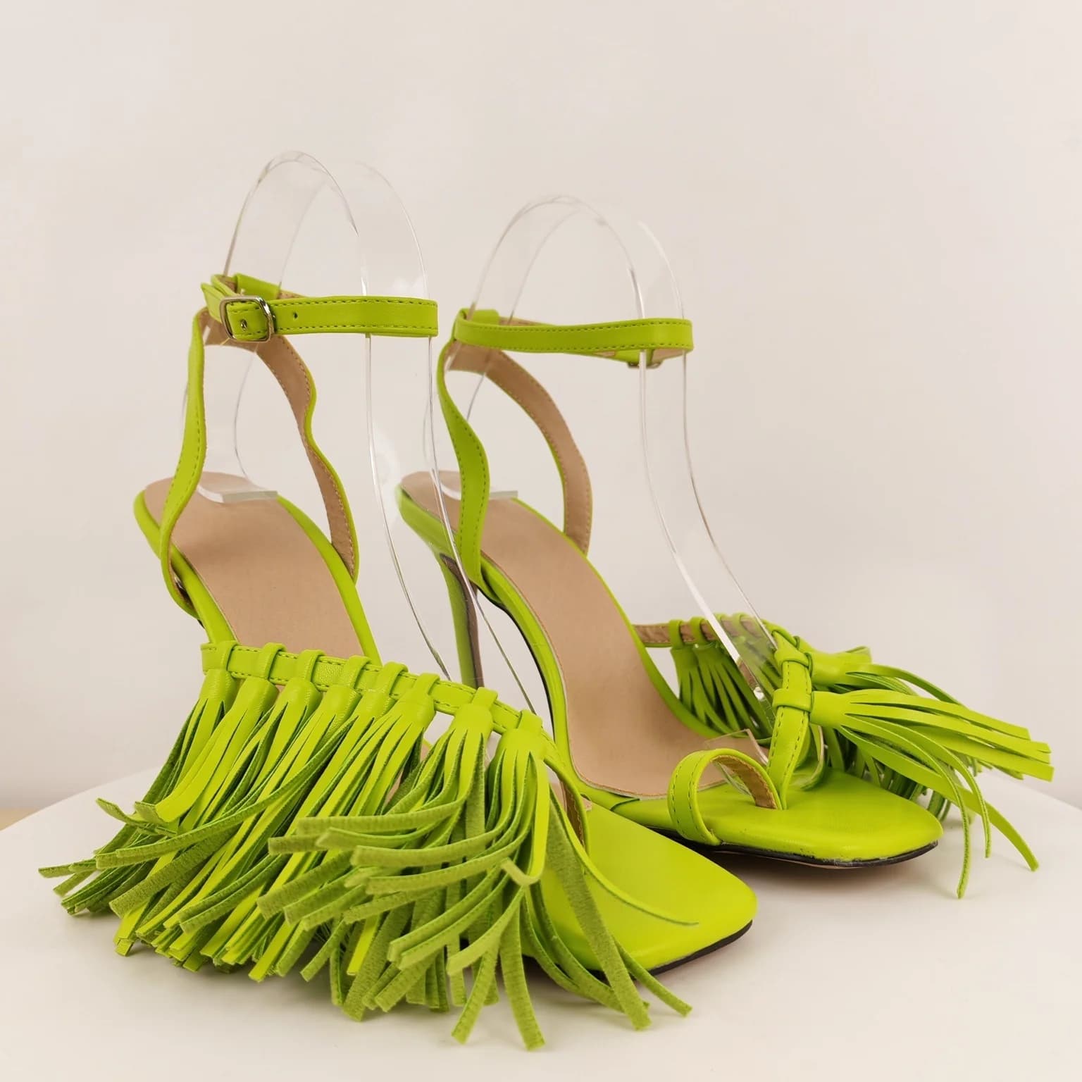 Sandali da donna con tacco a spillo in camoscio verde lime, con nappe, punta quadrata aperta e cinturino alla caviglia, perfetti per le vacanze estive e le giornate in spiaggia