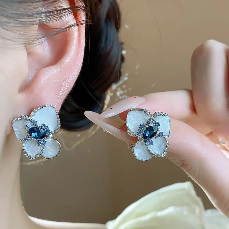 Eleganti Orecchini a Perno con Fiore Smaltato per Donne e Ragazze, con Strass Blu Incastonati, Gioielli di Moda per Ufficio e Banchetti