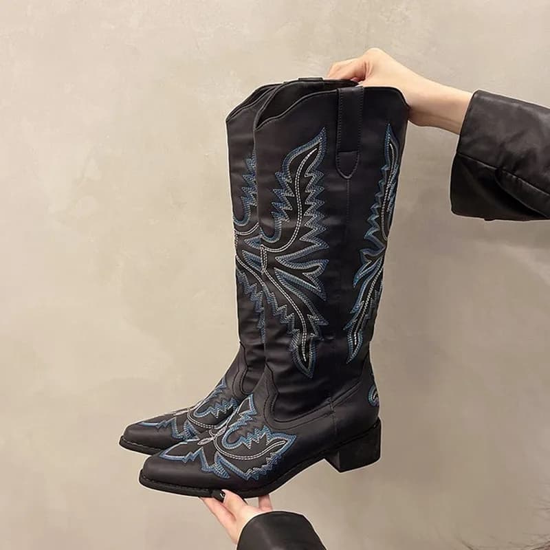 2025 Stivale da cowboy vintage con tacco spesso e punta a punta per donna Stivali da cowboy occidentali ricamati Scarpe Stivali a punta autunnali firmati